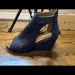 Black wedges